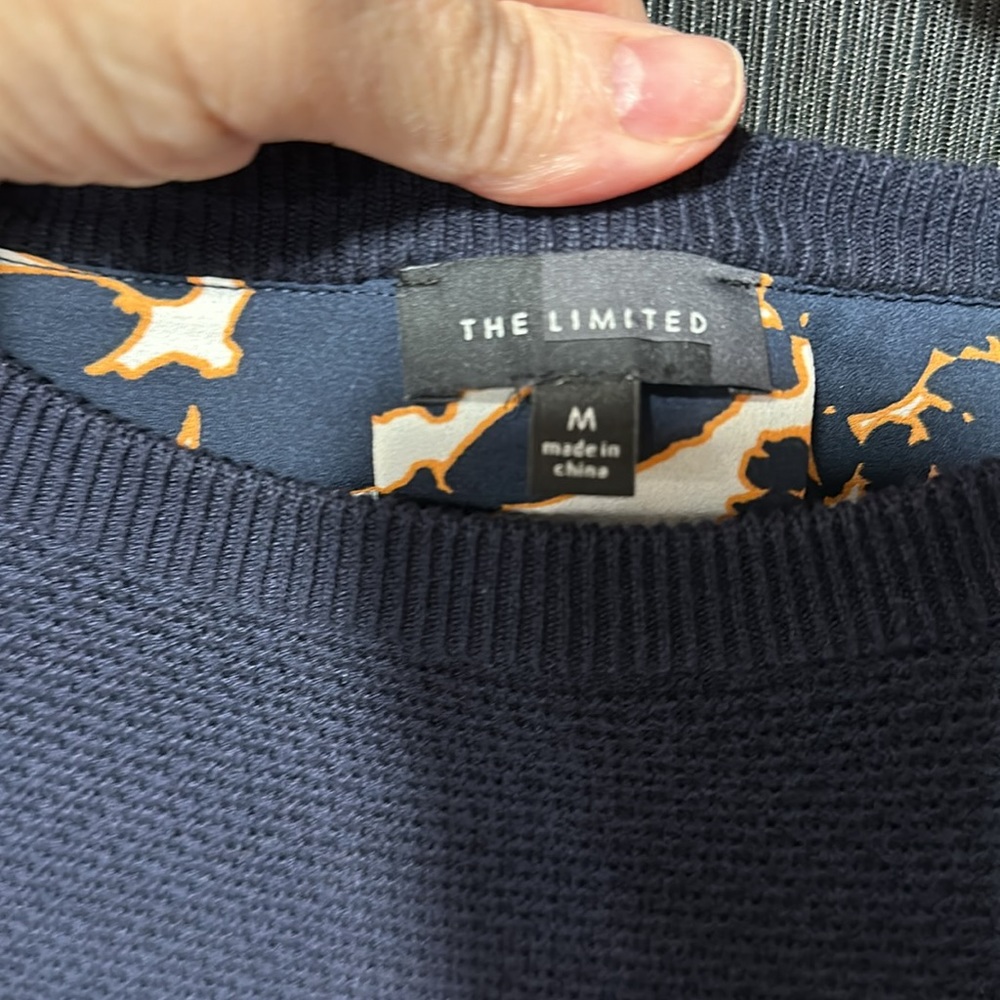The Limited brand / Blue with design on‎ bottom top / Size M / J-17 - Picture 3 of 4